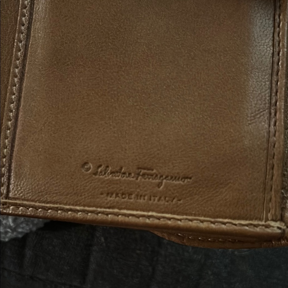 Salvatore Ferragamo Floral Embossed Tan Leather wallet - Picture 4 of 8